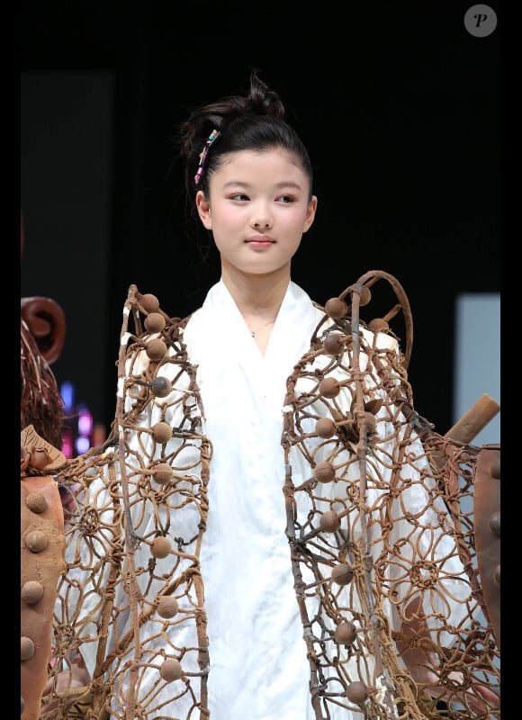 Kim Yoo-Jung lors du défilé qui lance le Salon du chocolat à la Porte de Versailles le 30 octobre 2012 à Paris
