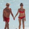 Olga Kurylenko et son compagnon Danny Huston, main dans la main, profitent du soleil et de la plage à se Miami. Le 16 octobre 2012.