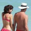 Olga Kurylenko et Danny Huston, main dans la main, profitent du soleil et de la plage à se Miami. Le 16 octobre 2012.