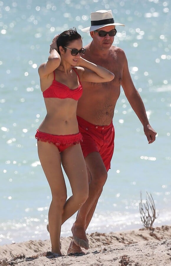 La très sexy Olga Kurylenko et son compagnon Danny Huston à Miami, le 16 octobre 2012.