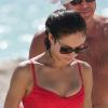 La sexy Olga Kurylenko et son compagnon Danny Huston forment un couple assorti en rouge sur la plage. Miami, le 16 octobre 2012.