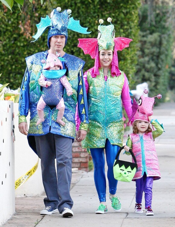 Alyson Hannigan en famille dans les rues de Brentwood pour Halloween, à Los Angeles, le 31 octobre 2012.