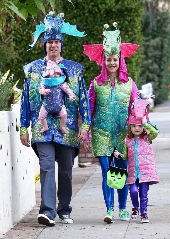 Alyson Hannigan en famille dans les rues de Brentwood, à Los Angeles, le 31 octobre 2012.