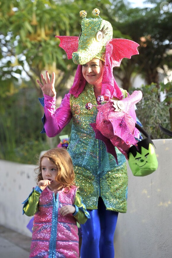 Alyson Hannigan et sa fille Satanya dans les rues de Brentwood, à Los Angeles, le 31 octobre 2012.