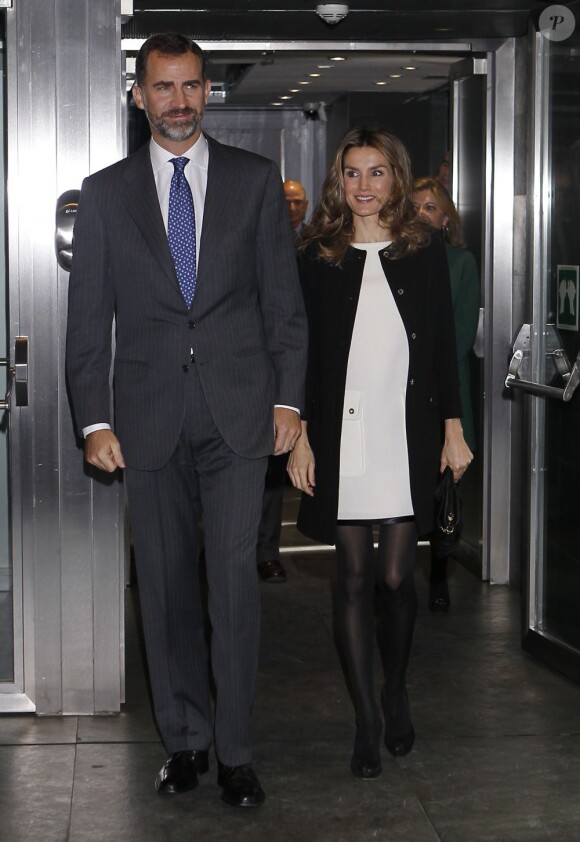 La princesse Letizia, en robe courte, et le prince Felipe d'Espagne présidaient le 31 octobre 2012 à l'auditorium Rafael del Pino de Madrid la cérémonie de remise des Prix Seres 2012 encourageant la responsabilité sociale des entreprises.