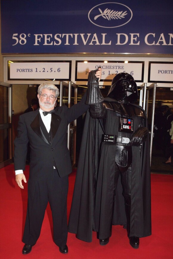George Lucas et son personnage mythique Dark Vador le 15 mai 2005 au Festival de Cannes