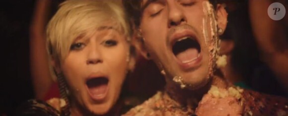 Miley Cyrus dans le clip Decisions featuring Borgore - novembre 2012.
