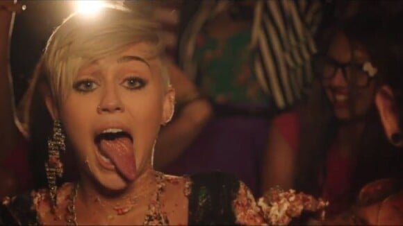 Miley Cyrus se lâche et embrasse une licorne, drôles de 'Decisions' !