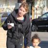 Ellen Pompeo se promène avec sa fille Stella à Los Angeles le 2 novembre 2012.