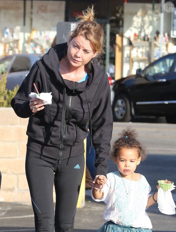 Ellen Pompeo se promène avec sa fille Stella à Los Angeles le 2 novembre 2012.