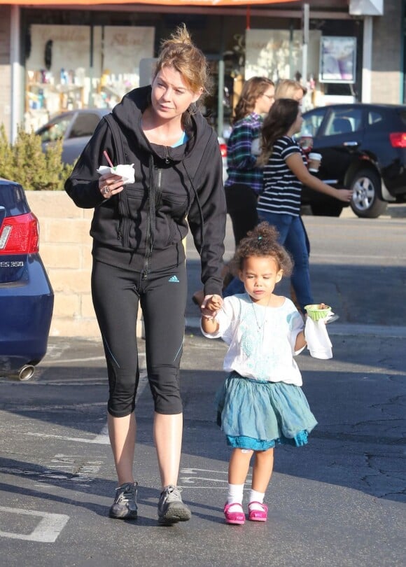 Ellen Pompeo et sa fille Stella à Los Angeles le 2 novembre 2012.