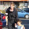 Ellen Pompeo et sa fille Stella dans les rues de Los Angeles le 2 novembre 2012.