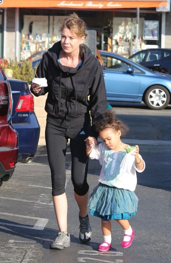 Ellen Pompeo et sa fille Stella dans les rues de Los Angeles le 2 novembre 2012.