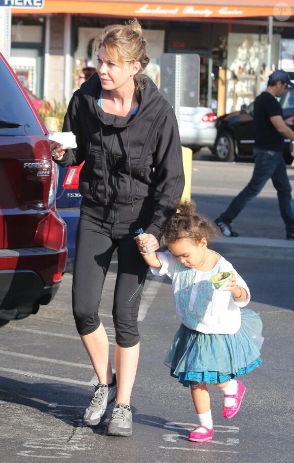 Ellen Pompeo en promenade avec sa fille Stella à Los Angeles le 2 novembre 2012.