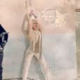 No Doubt, Gwen Stefani en squaw prisonnière dans le clip  Looking Hot , deuxième extrait de l'album  Push and Shove , novembre 2012.