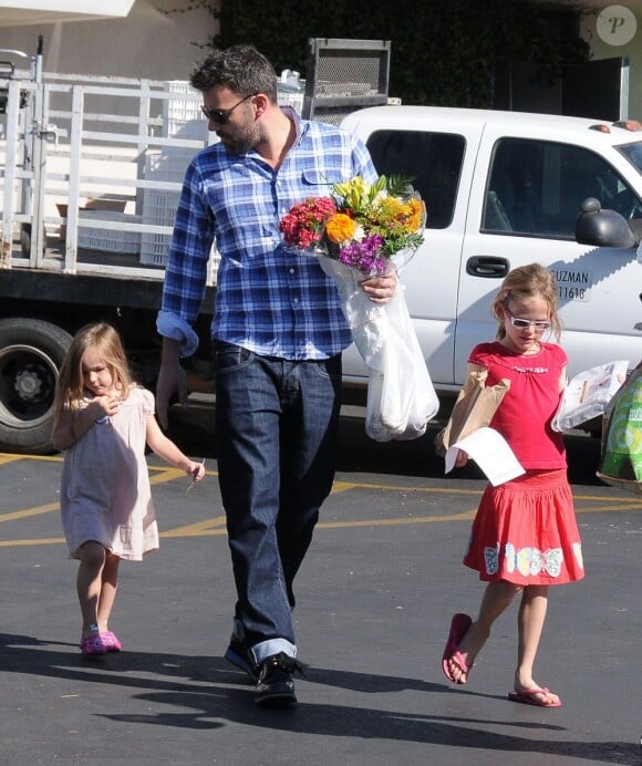 Ben Affleck passe le dimanche dans un marché fermier avec ses filles Violet et Seraphina, le 4 novembre 2012.