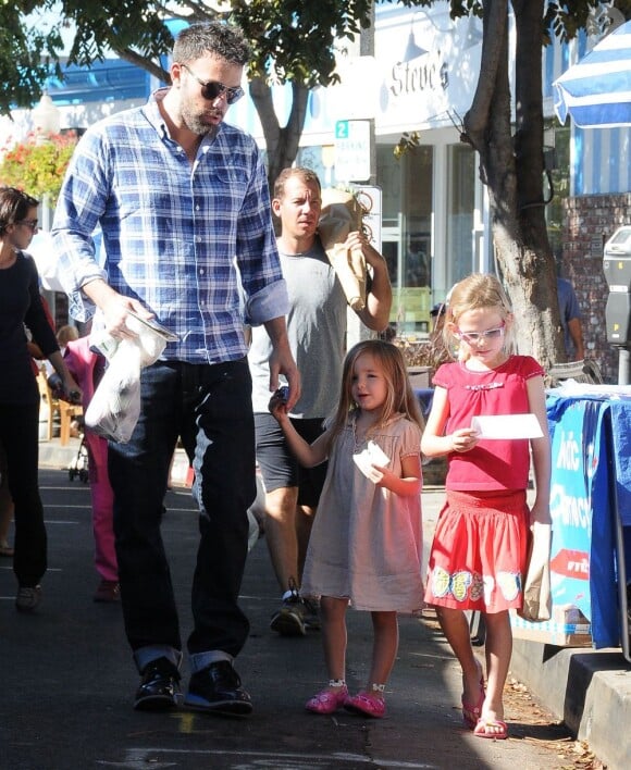 Ben Affleck et ses filles Violet et Seraphina font le marché ensemble à Pacific Palisades, le 4 novembre 2012.