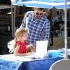 Ben Affleck emmène ses adorables filles Violet et Seraphina au marché fermier à Pacific Palisades, le 4 novembre 2012.