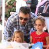 Ben Affleck très proche de ses filles Violet et Seraphina au marché fermier à Pacific Palisades, le 4 novembre 2012.