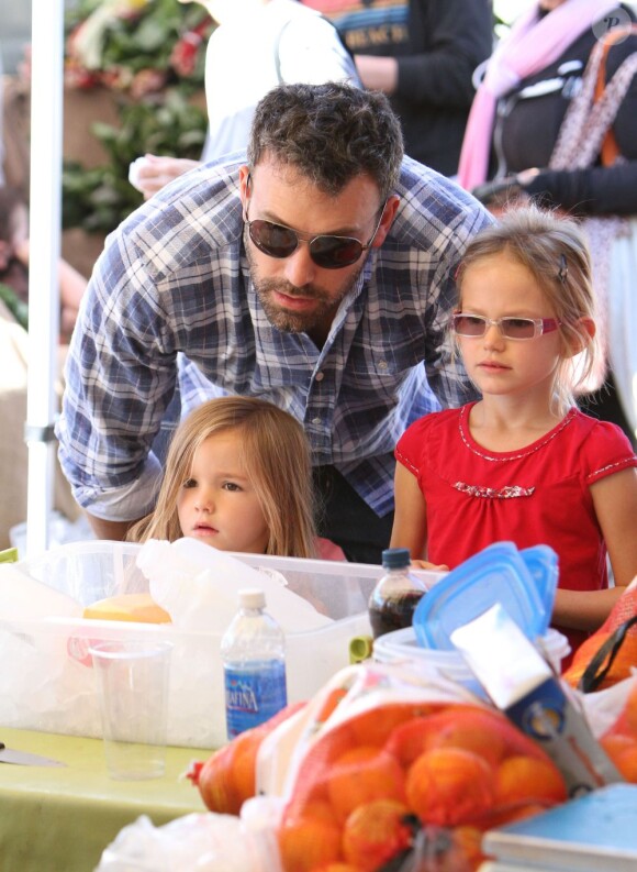 Ben Affleck très proche de ses filles Violet et Seraphina au marché fermier à Pacific Palisades, le 4 novembre 2012.