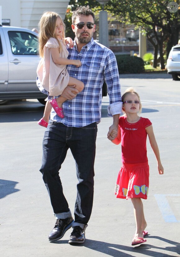 Ben Affleck porte la petite Seraphina, 3 ans, dans ses bras et tient par la main Violet.