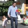 Ben Affleck emmène ses adorables filles Violet et Seraphina au marché fermier à Pacific Palisades, le 4 novembre 2012.