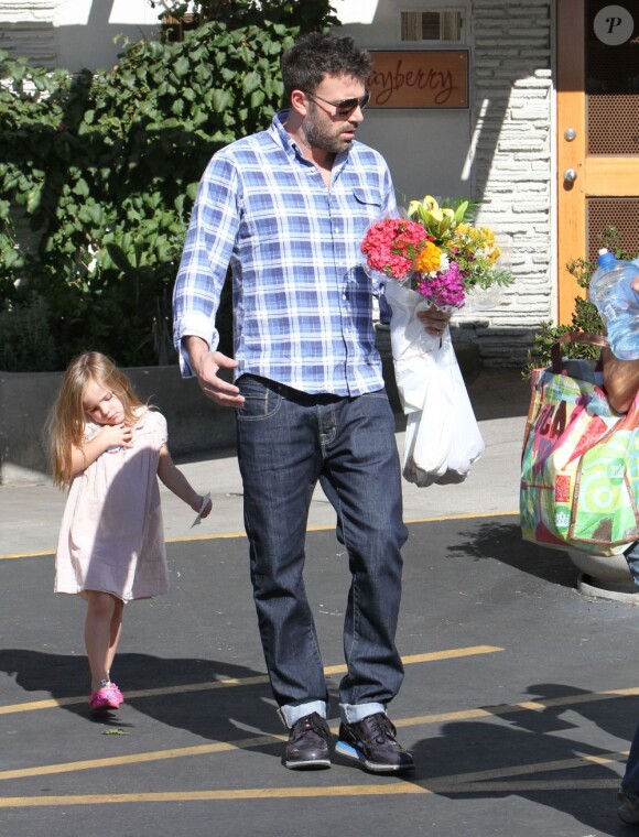 Ben Affleck emmène ses adorables filles Violet et Seraphina au marché fermier à Pacific Palisades, le 4 novembre 2012.