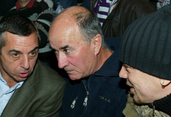 Max Obispo, père du chanteur Pascal Obispo, auprès de son fils durant un match des Girondins de Bordeaux au stade Chaban Delmas à Bordeaux le 18 octobre 2003. Max est décédé à 73 ans le 5 novembre 2012
