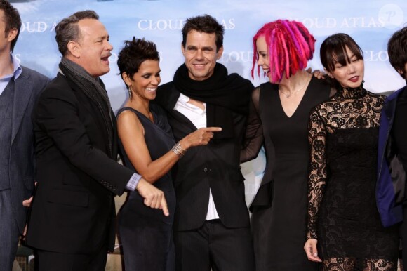 Ambiance assurée par Tom Hanks, Halle Berry, Tom Tykwer, Lana Wachowski et Doona Bae lors de l'avant-première de Cloud Atlas, le 5 novembre 2012.