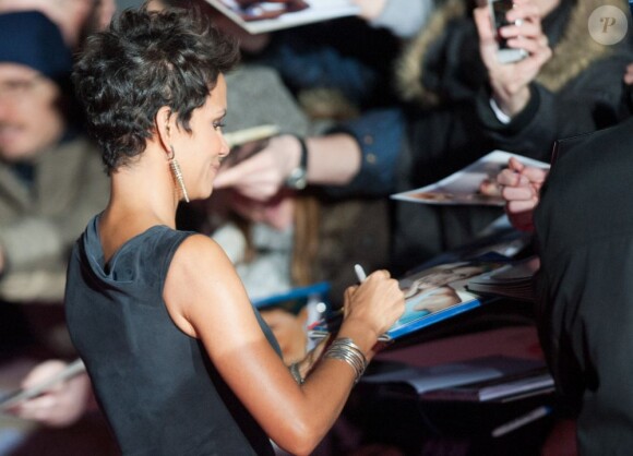 L'actrice américaine Halle Berry signe des autographes à son arrivée au Sony Center pour la première de Cloud Atlas, le 5 novembre 2012.