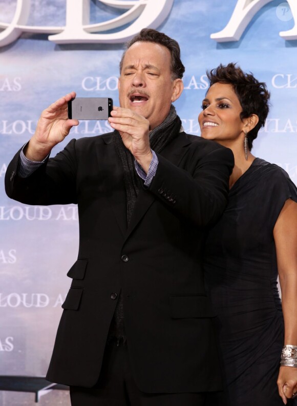 Tom Hanks et Halle Berry immortalisent leur passage sur le red carpet de Cloud Atlas.