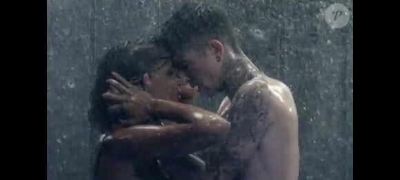 Shy'm et le danseur Daniel Bamdad dans le clip On se fout de nous, août 2012.
