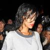 Rihanna signe un autographe en quittant le Gansevoort, son hôtel à New York. Le 6 novembre 2012.