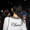 Rihanna, attendue par une horde de fans et photographes à la sortie du Gansevoort, son hôtel à New York, signe un autographe. Le 6 novembre 2012.