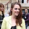 Kristen Stewart, égérie de Balenciaga stylée au défilé printemps-été 2013 de la marque à Paris, le 27 septembre 2012.