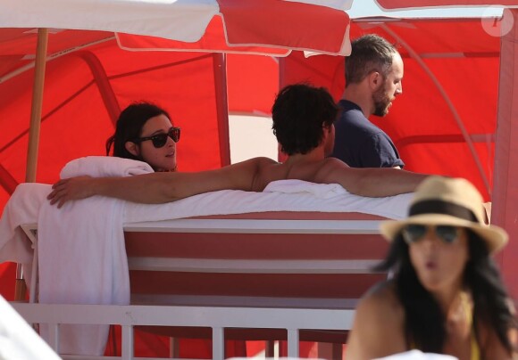 Rumer Willis et son homme Jayson Blair ont profité du soleil de Miami sur la plage et en amoureux avant que la belle ne donne un concert en plein air, le 8 novembre 2012