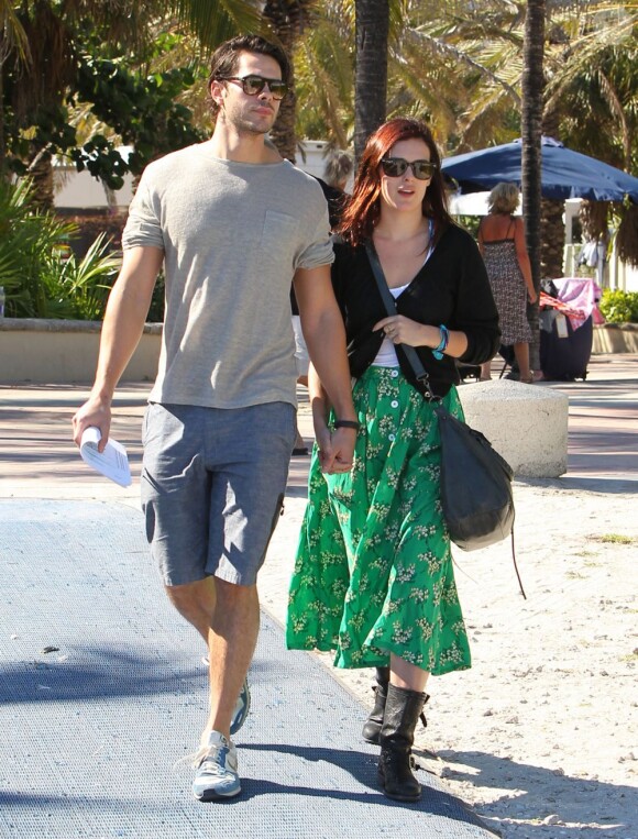Rumer Willis et son homme Jayson Blair ont profité du soleil de Miami sur la plage et en amoureux avant que la belle ne donne un concert en plein air, le 8 novembre 2012