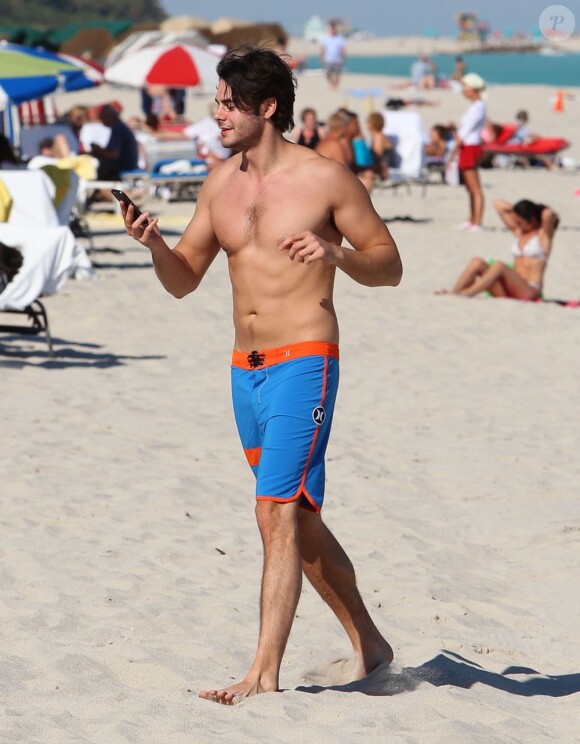Rumer Willis et son homme Jayson Blair ont profité du soleil de Miami sur la plage et en amoureux avant que la belle ne donne un concert en plein air, le 8 novembre 2012