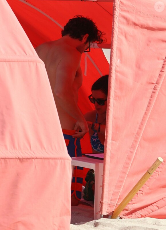 Rumer Willis et son homme Jayson Blair ont profité du soleil de Miami sur la plage et en amoureux avant que la belle ne donne un concert en plein air, le 8 novembre 2012