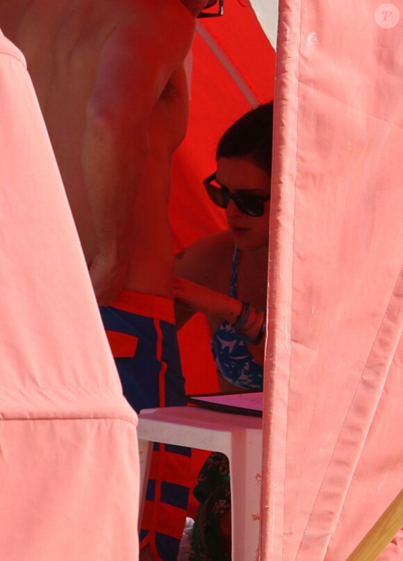 Rumer Willis et son homme Jayson Blair ont profité du soleil de Miami sur la plage et en amoureux avant que la belle ne donne un concert en plein air, le 8 novembre 2012