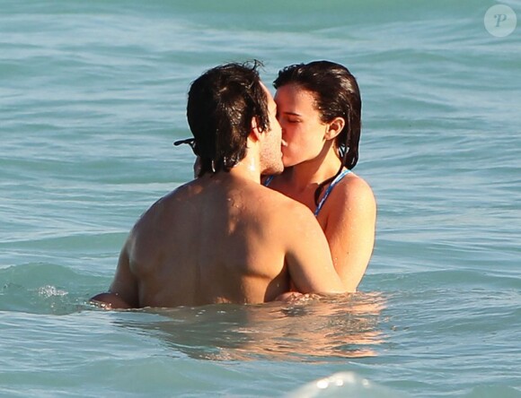 Rumer Willis et son homme Jayson Blair ont profité du soleil de Miami sur la plage et en amoureux avant que la belle ne donne un concert en plein air, le 8 novembre 2012