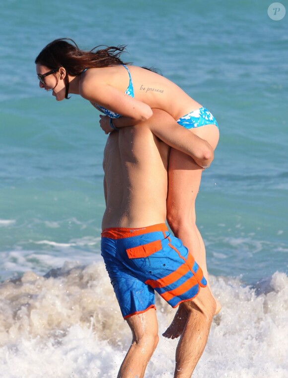 Rumer Willis et son homme Jayson Blair ont profité du soleil de Miami sur la plage et en amoureux avant que la belle ne donne un concert en plein air, le 8 novembre 2012