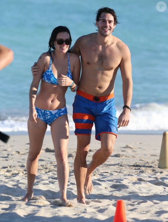 Rumer Willis et son homme Jayson Blair ont profité du soleil de Miami sur la plage et en amoureux avant que la belle ne donne un concert en plein air, le 8 novembre 2012