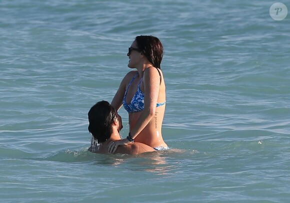 Rumer Willis et son homme Jayson Blair ont profité du soleil de Miami sur la plage et en amoureux avant que la belle ne donne un concert en plein air, le 8 novembre 2012