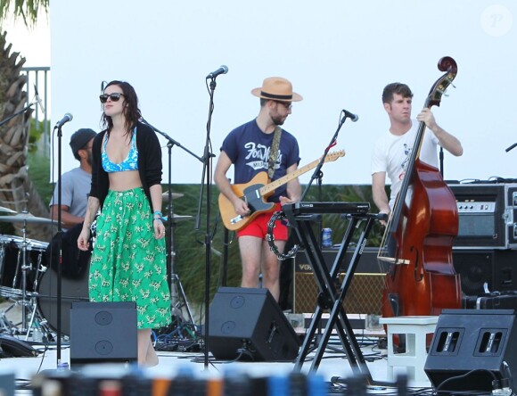 Rumer Willis et son petit ami Jayson Blair passent la journée en amoureux sur une plage de Miami, le 8 novembre 2012. Ils sont allés se baigner, puis Rumer a donné un concert sur la plage.