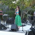 Rumer Willis et son petit ami Jayson Blair passent la journée en amoureux sur une plage de Miami, le 8 novembre 2012. Ils sont allés se baigner, puis Rumer a donné un concert sur la plage.