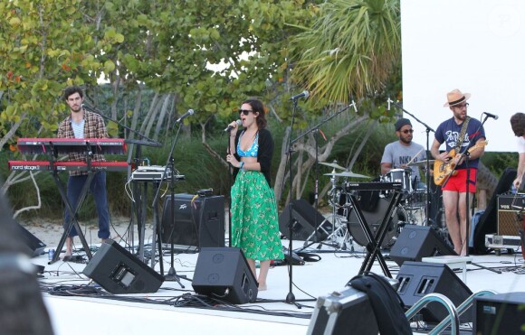 Rumer Willis et son petit ami Jayson Blair passent la journée en amoureux sur une plage de Miami, le 8 novembre 2012. Ils sont allés se baigner, puis Rumer a donné un concert sur la plage.