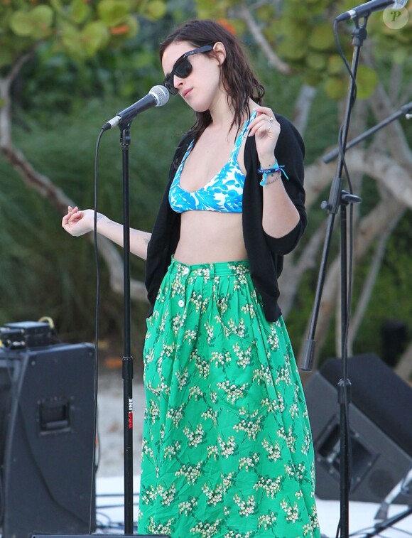 Rumer Willis et son petit ami Jayson Blair passent la journée en amoureux sur une plage de Miami, le 8 novembre 2012. Ils sont allés se baigner, puis Rumer a donné un concert sur la plage.