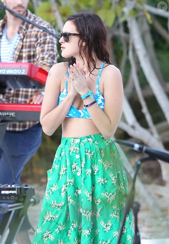 Rumer Willis et son petit ami Jayson Blair passent la journée en amoureux sur une plage de Miami, le 8 novembre 2012. Ils sont allés se baigner, puis Rumer a donné un concert sur la plage.