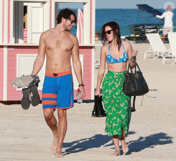 Rumer Willis et son petit ami Jayson Blair passent la journée en amoureux sur une plage de Miami, le 8 novembre 2012. Ils sont allés se baigner, puis Rumer a donné un concert sur la plage.